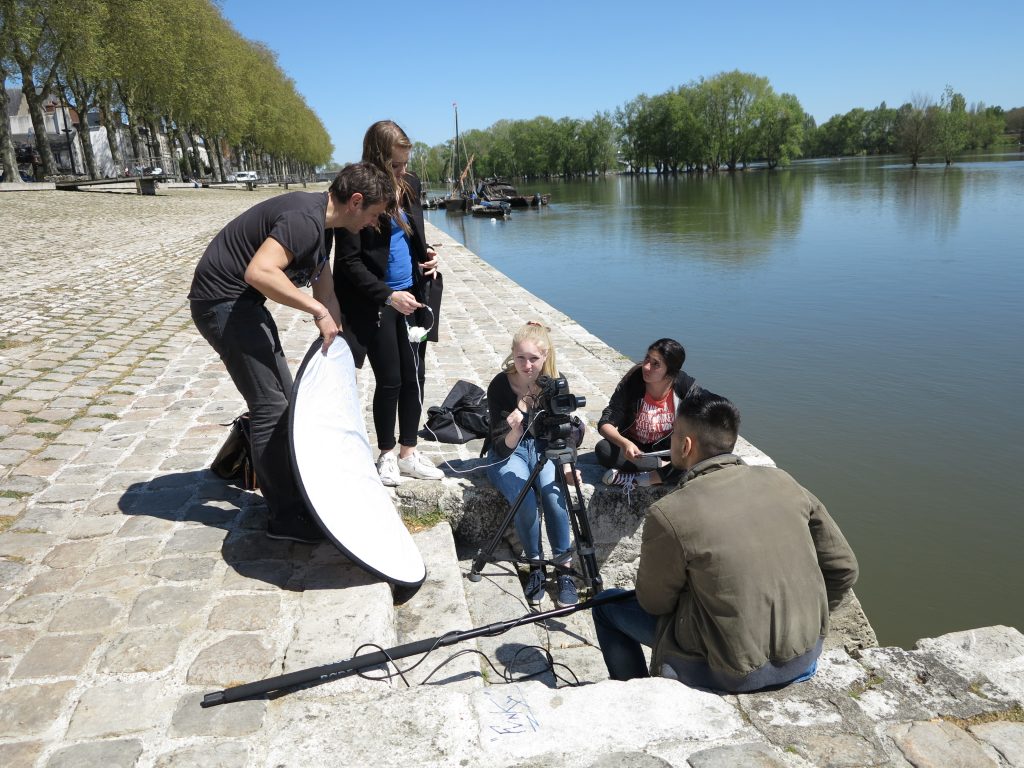 Sur le tournage de "Yousif" des Premières. Encadrement pédagogique : Pascale Noguès. Encadrement artistique : Philippe Ayme.